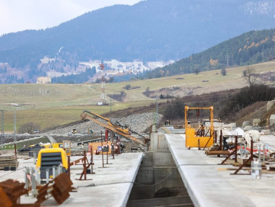 Stavebné práce na stavbe D1 Hubová - Ivachnová.