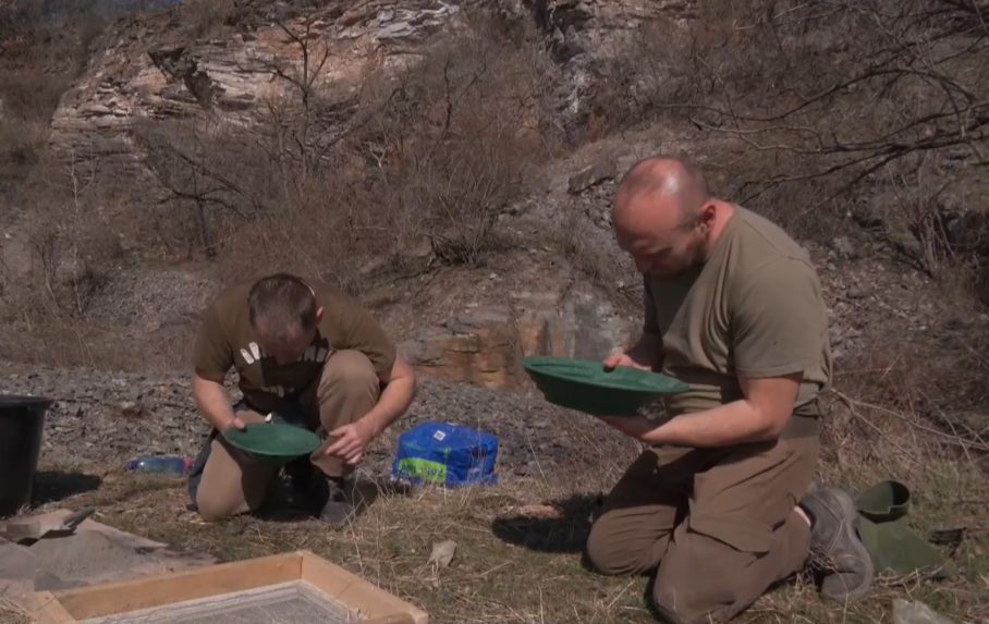 Lovci zafírov musia byť trpezliví.