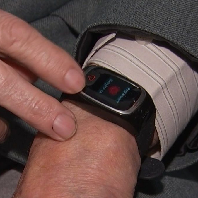 Aktuálne ľudia využívajú takmer 200 monitorovacích náramkov.