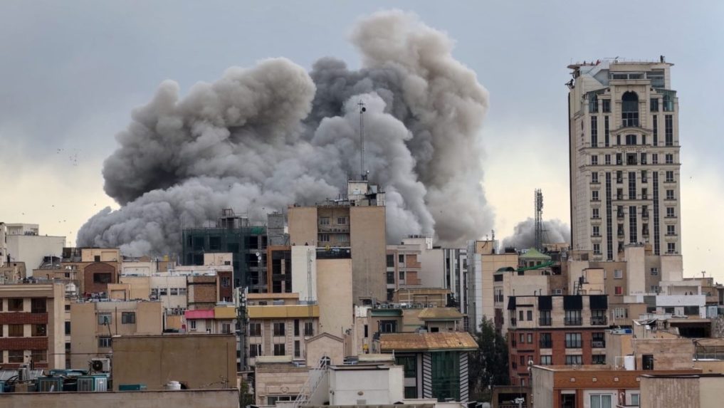 Oblak dymu stúpa v Teheráne.