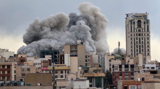 Oblak dymu stúpa v Teheráne.