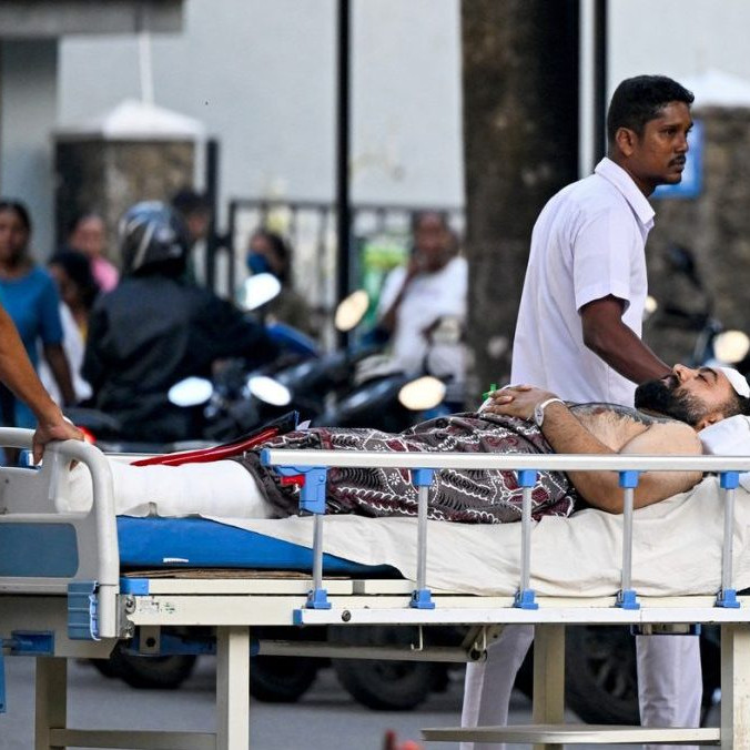 Na snímke záchranári prevážajú zraneného pasažiera zasiahnutej lode.