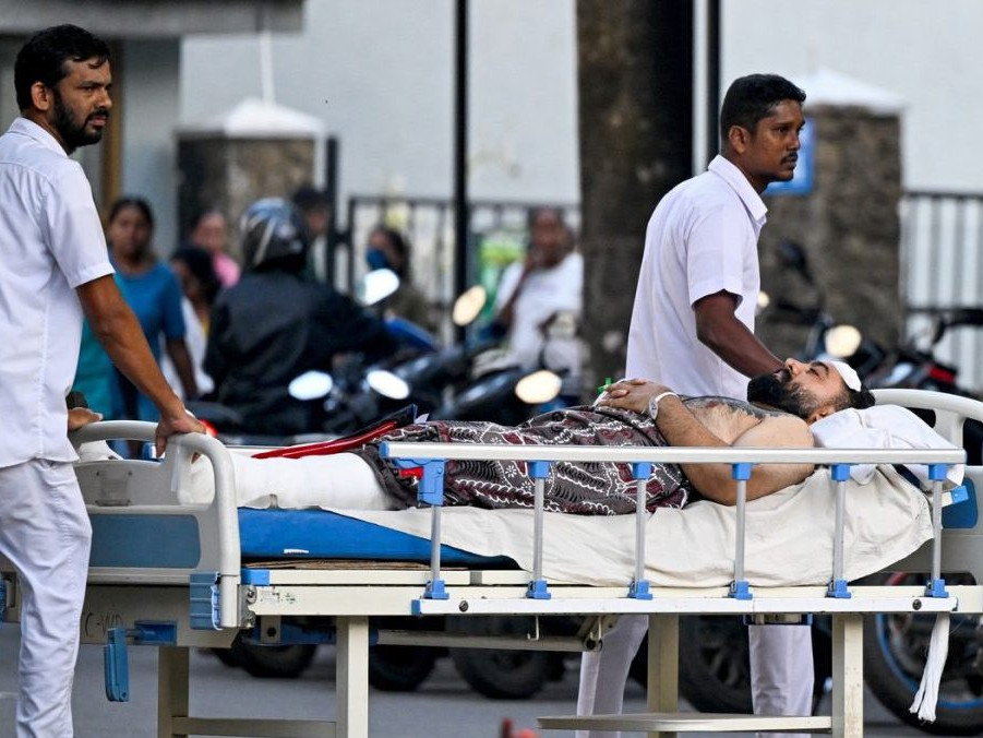 Na snímke záchranári prevážajú zraneného pasažiera zasiahnutej lode.