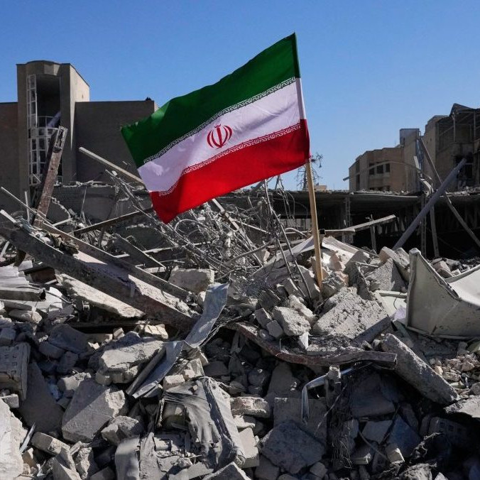 Na ilustračnej snímke iránska vlajka medzi ruinami.