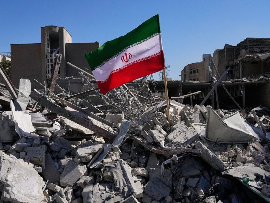 Na ilustračnej snímke iránska vlajka medzi ruinami.