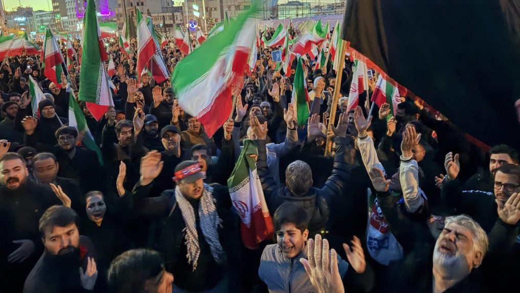 Podporovatelia režimu v Iráne oplakávajú úmrtie ajatoláha Alího Chomeneího.