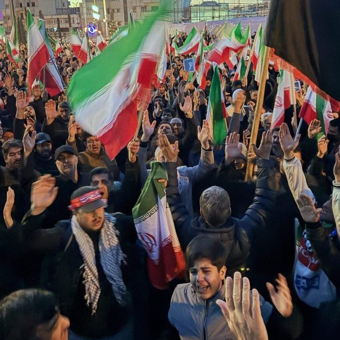 Podporovatelia režimu v Iráne oplakávajú úmrtie ajatoláha Alího Chomeneího.