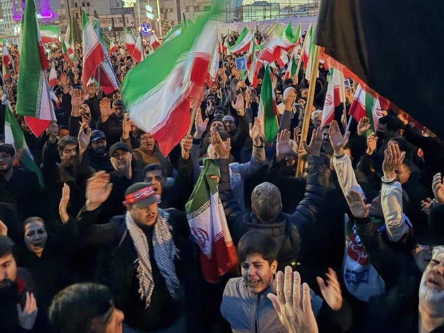 Podporovatelia režimu v Iráne oplakávajú úmrtie ajatoláha Alího Chomeneího.