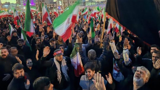 Podporovatelia režimu v Iráne oplakávajú úmrtie ajatoláha Alího Chomeneího.