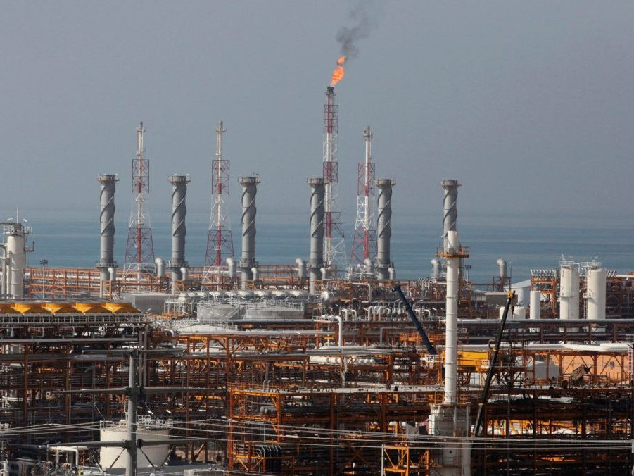 Na snímke rafinéria v Južnom Parse.