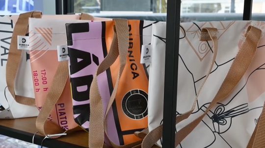 Kabelky z bilbordov.