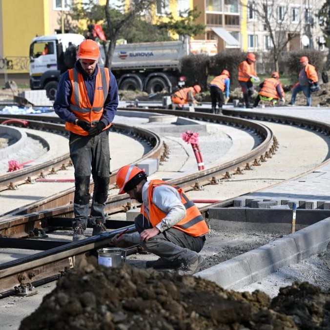 Na snímke rozostavaná električková trať v Košiciach.