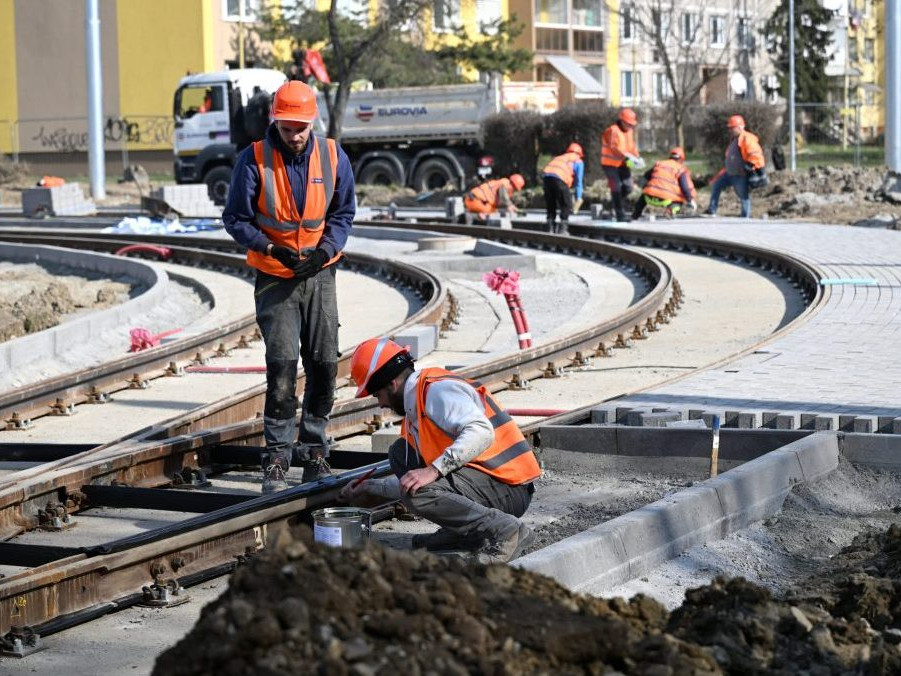 Na snímke rozostavaná električková trať v Košiciach.