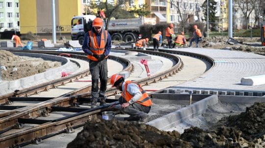 Na snímke rozostavaná električková trať v Košiciach.