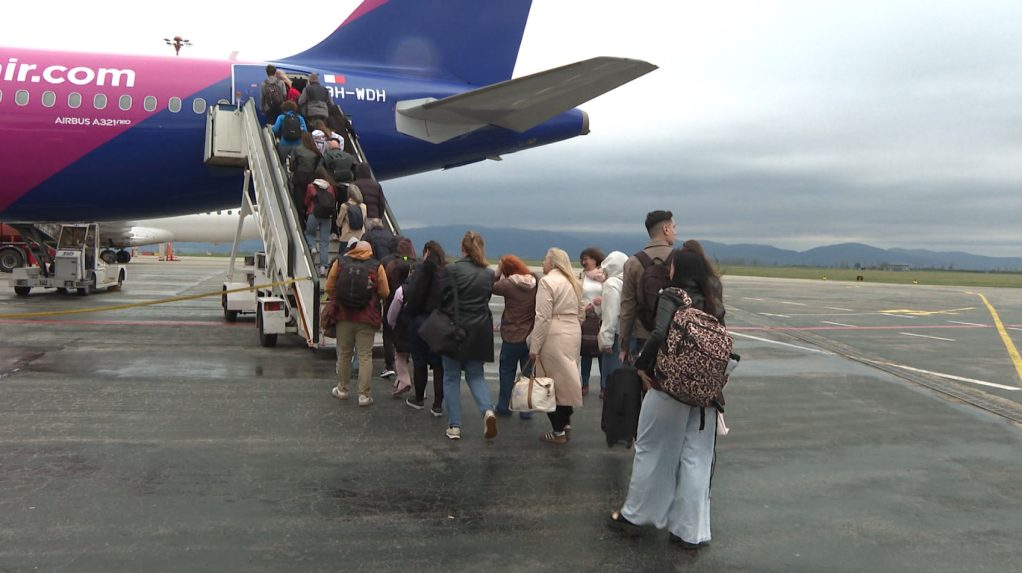 ľudia nastupujú do lietadla