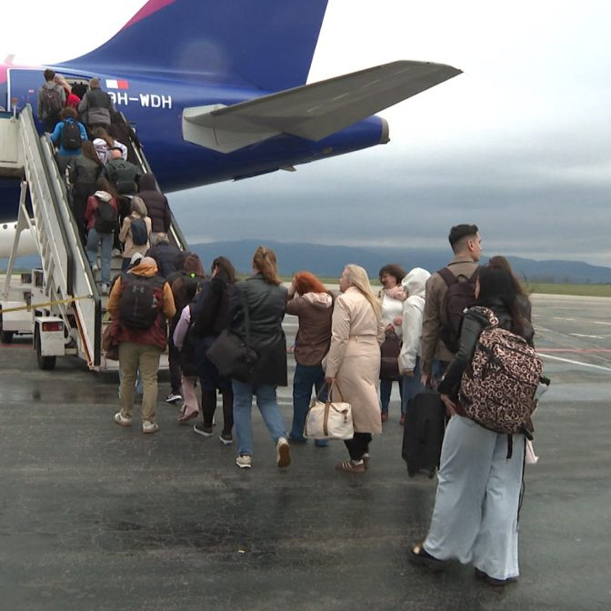 ľudia nastupujú do lietadla