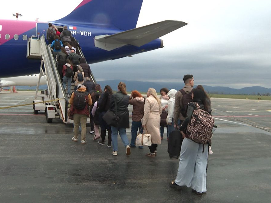 ľudia nastupujú do lietadla