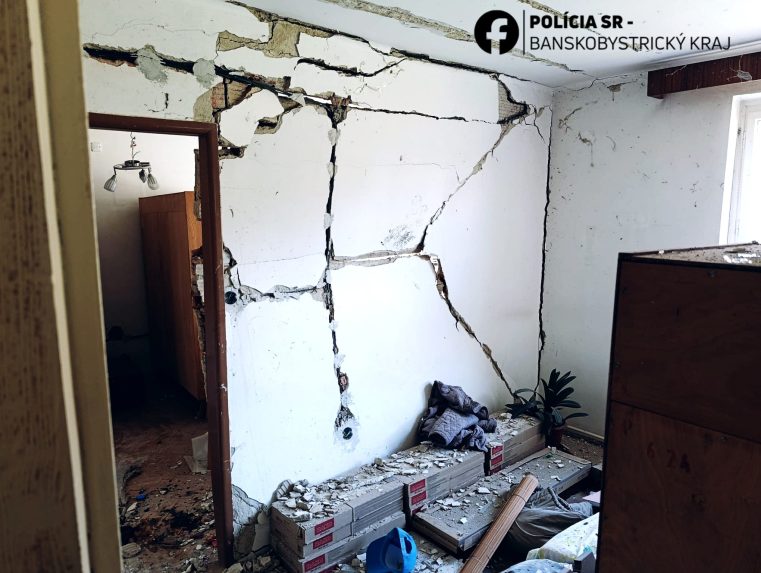 Na sn&iacute;mke po&scaron;koden&yacute; m&uacute;r v jednej z izieb.