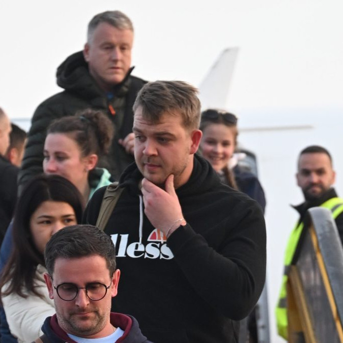 Ľudia vystupujú z repatriačného letu.