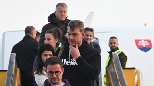 Ľudia vystupujú z repatriačného letu.