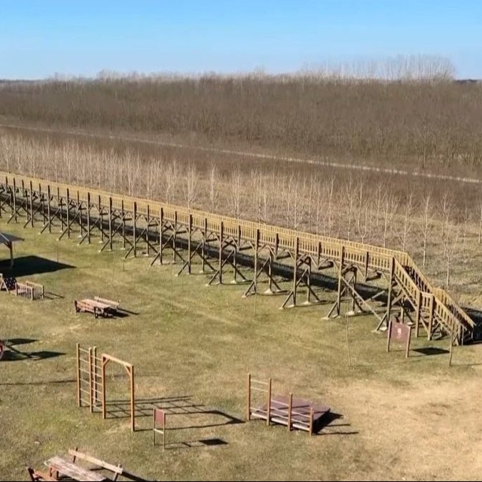 Na snímke chodník v korunách stromov bez stromov v Maďarsku.