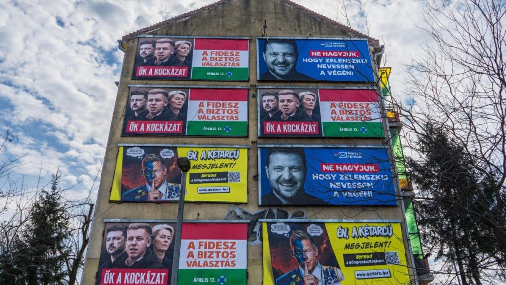 Na snímke budova pokrytá plagátmi s kampaňou strany Fidesz.