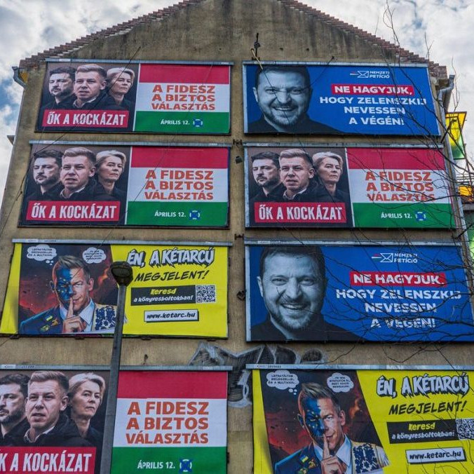 Na snímke budova pokrytá plagátmi s kampaňou strany Fidesz.