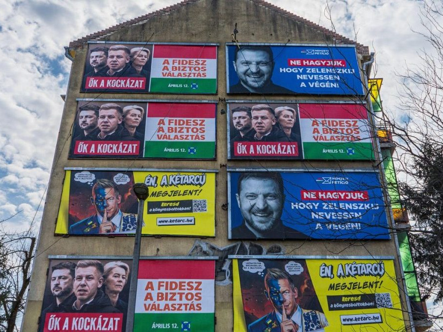 Na snímke budova pokrytá plagátmi s kampaňou strany Fidesz.