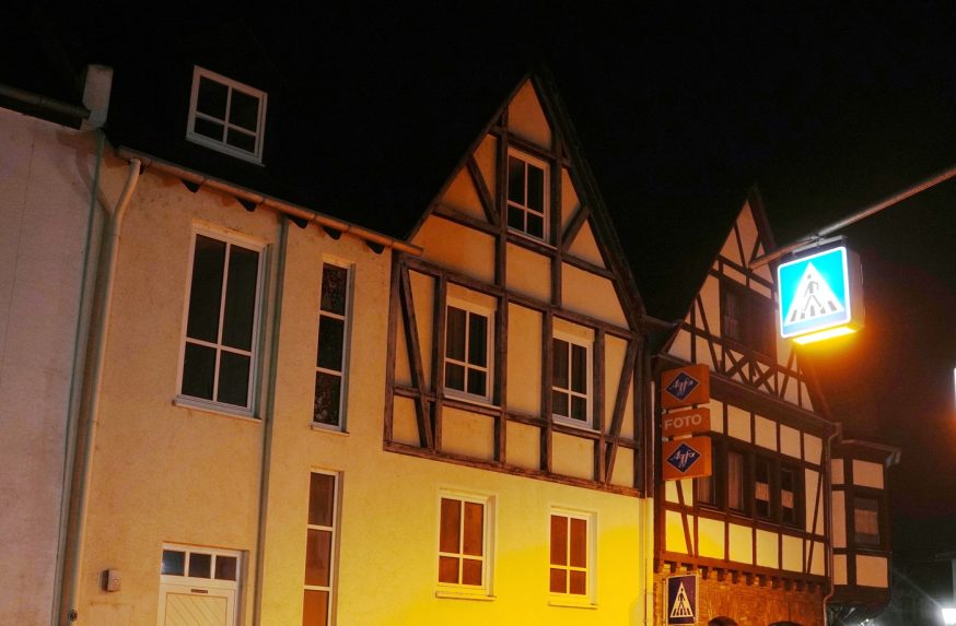 Na sn&iacute;mke dom, do ktor&eacute;ho narazil meteorit.