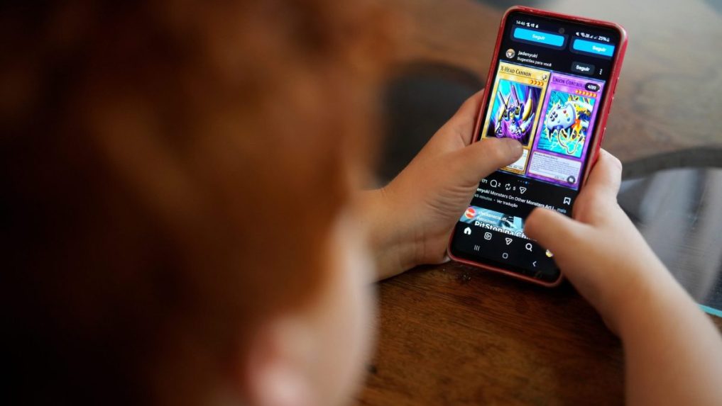 Na ilustračnej snímke dieťa sa hrá na telefóne.