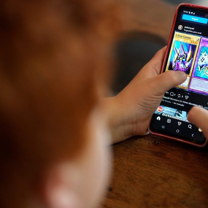 Na ilustračnej snímke dieťa sa hrá na telefóne.