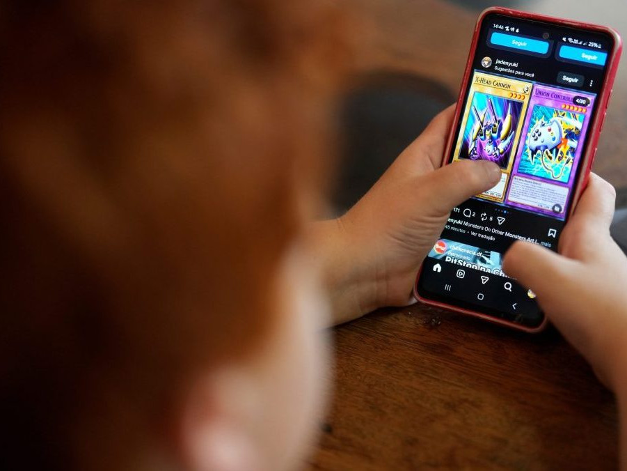 Na ilustračnej snímke dieťa sa hrá na telefóne.