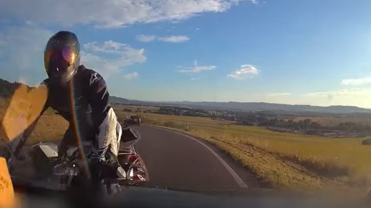 Na snímke moment dopravnej nehody motocyklu a osobného vozidla.