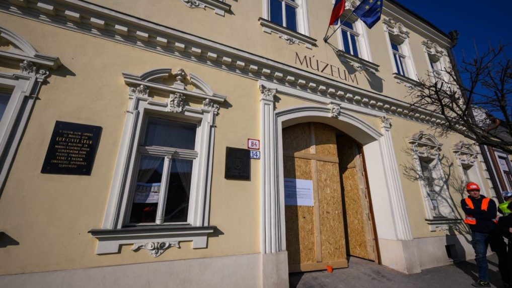 Na sn&iacute;mke vstup do M&uacute;zea Ľudov&iacute;ta &Scaron;t&uacute;ra.