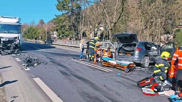 Na sn&iacute;mke miesto dopravnej nehody.