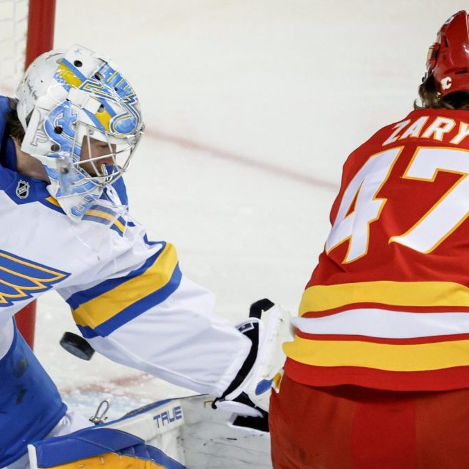 Na snímke hráči St. Louis a Calgary počas zápasu NHL.