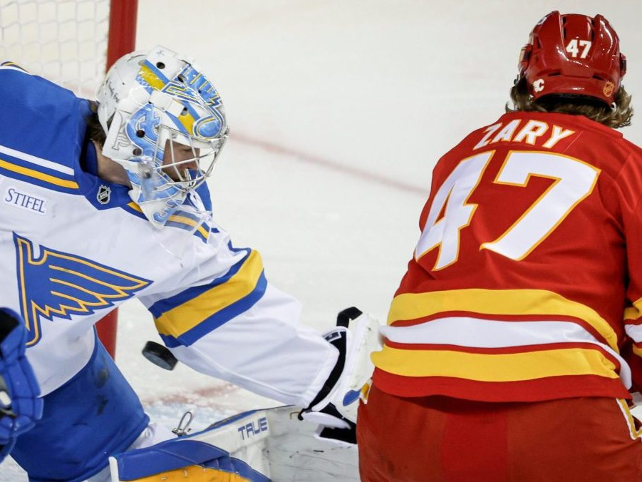 Na snímke hráči St. Louis a Calgary počas zápasu NHL.