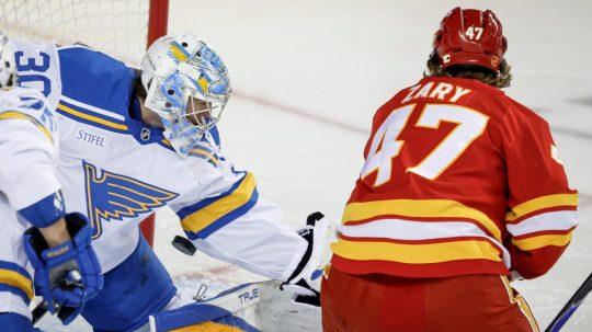 Na snímke hráči St. Louis a Calgary počas zápasu NHL.