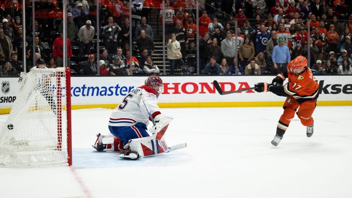 NHL: Slafkovsk&yacute; s dvoma asistenciami, jeho Montreal v&scaron;ak podľahol Anaheimu po n&aacute;jazdoch