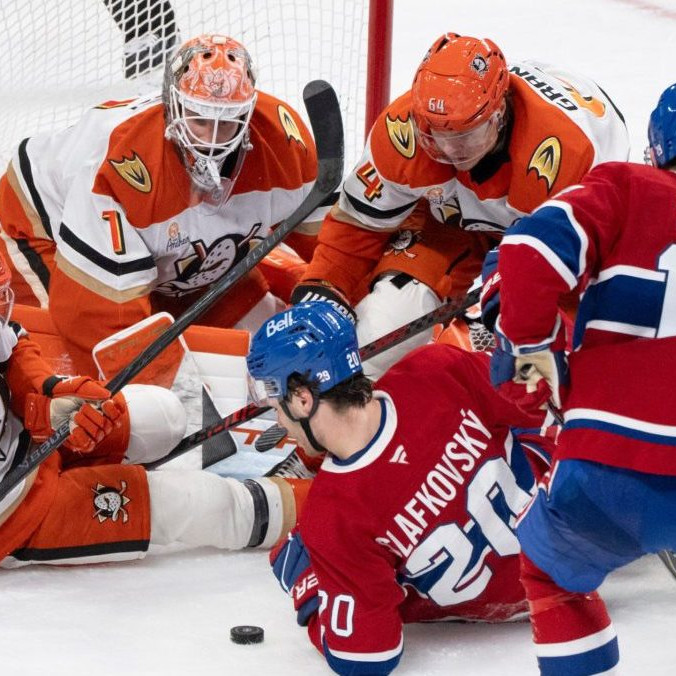 Na snímke Juraj Slafkovský počas zápasu, v ktorom jeho Montreal tesne prehral doma s Anaheimom.