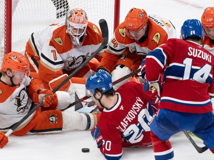 Na snímke Juraj Slafkovský počas zápasu, v ktorom jeho Montreal tesne prehral doma s Anaheimom.