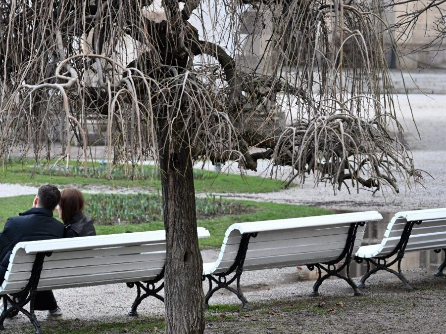 Na ilustračnej snímke pár sediaci na lavičke v parku.