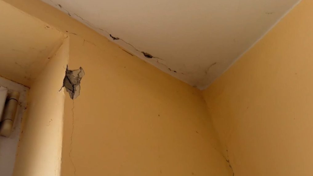 Na snímke poškodená omietka v jednom z košických bytov.