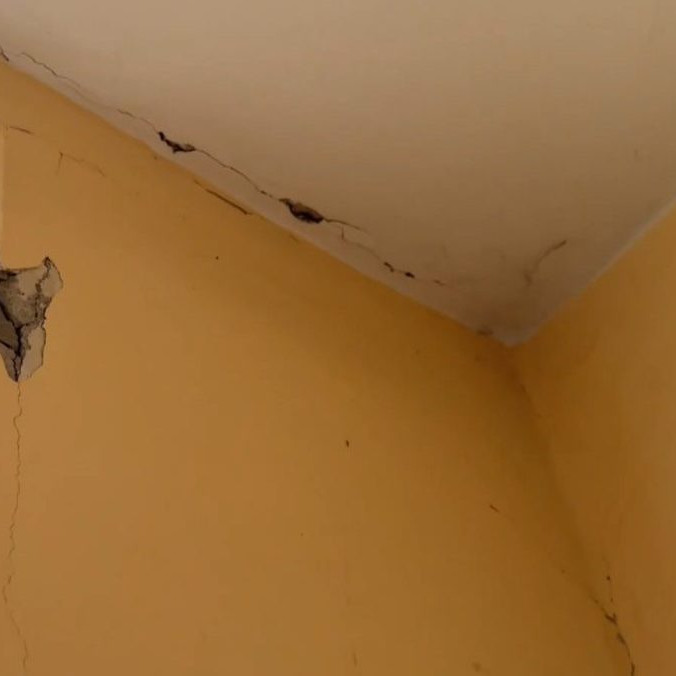 Na snímke poškodená omietka v jednom z košických bytov.