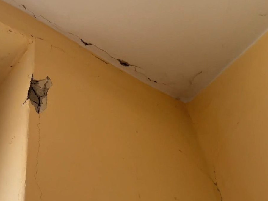 Na snímke poškodená omietka v jednom z košických bytov.