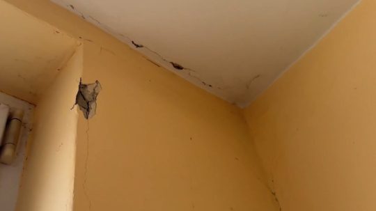 Na snímke poškodená omietka v jednom z košických bytov.
