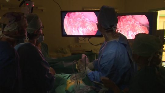 lekári počas operácie