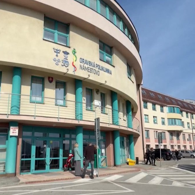 Na ilustračnej snímke oravská poliklinika.
