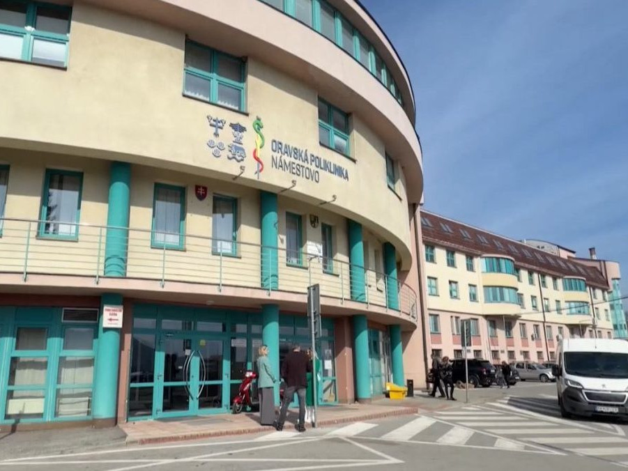 Na ilustračnej snímke oravská poliklinika.