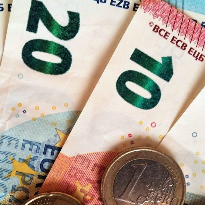 Na snímke sú eurobankovky a mince.